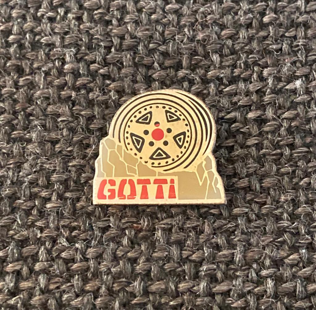 PIN - GOTTI - JOHN GOTTI - MOVIE - FILM - JOHN TRAVOLTA, Envoi, Utilisé, Autres sujets/thèmes, Insigne ou Pin's