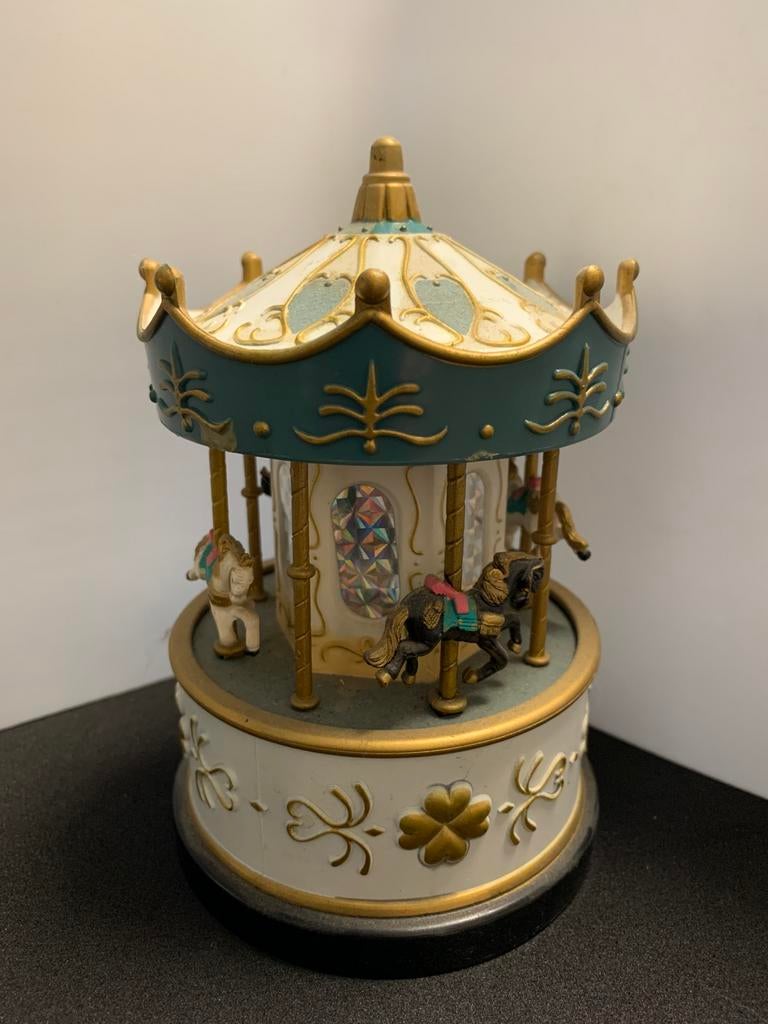 Oude carrousel muziek doos, Enlèvement