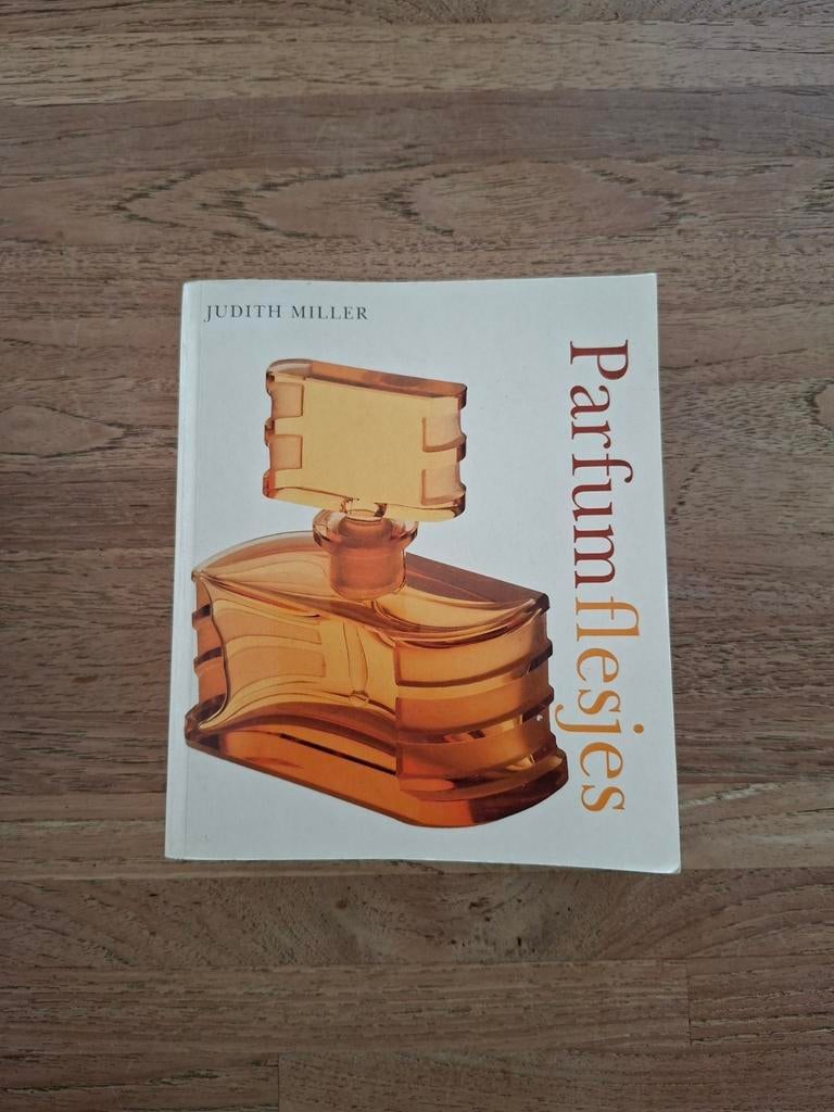 Boek parfumflesjes Judith Miller, Enlèvement ou Envoi, Comme neuf, Art et Culture