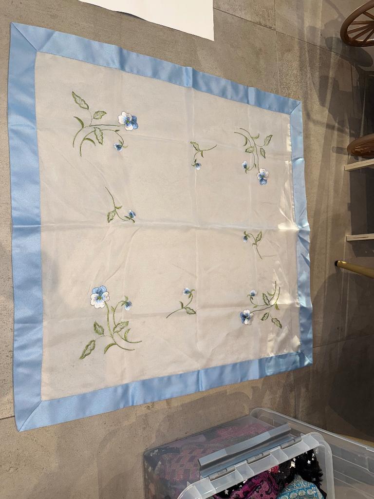 Nappe blanche à motifs fleurs bleu ciel, Enlèvement ou Envoi, Neuf, Carré, Intérieur