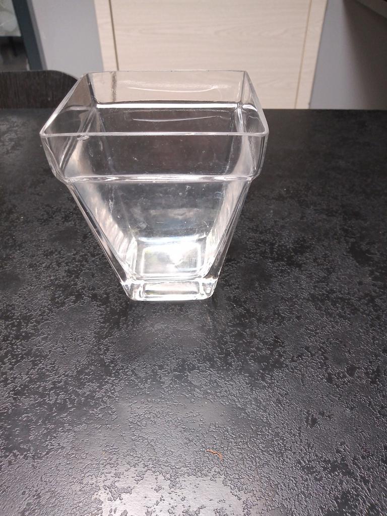 Helder glazen bloempot