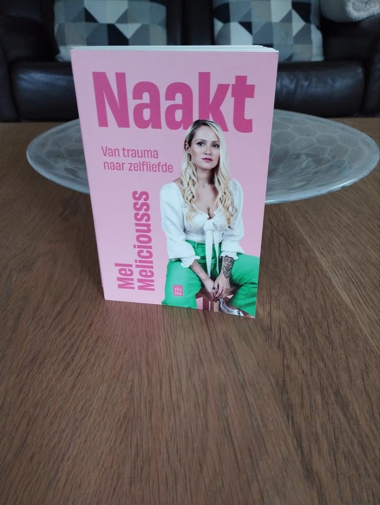 Naakt schrijfster Mel Meliciouss, Ophalen