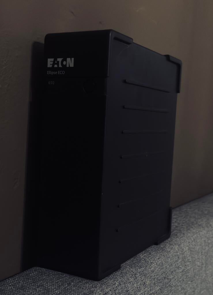Eaton UPS Ellipse ECO 650 DIN - gelijkstroom, Computers en Software, Laptop-opladers, Zo goed als nieuw, Ophalen of Verzenden