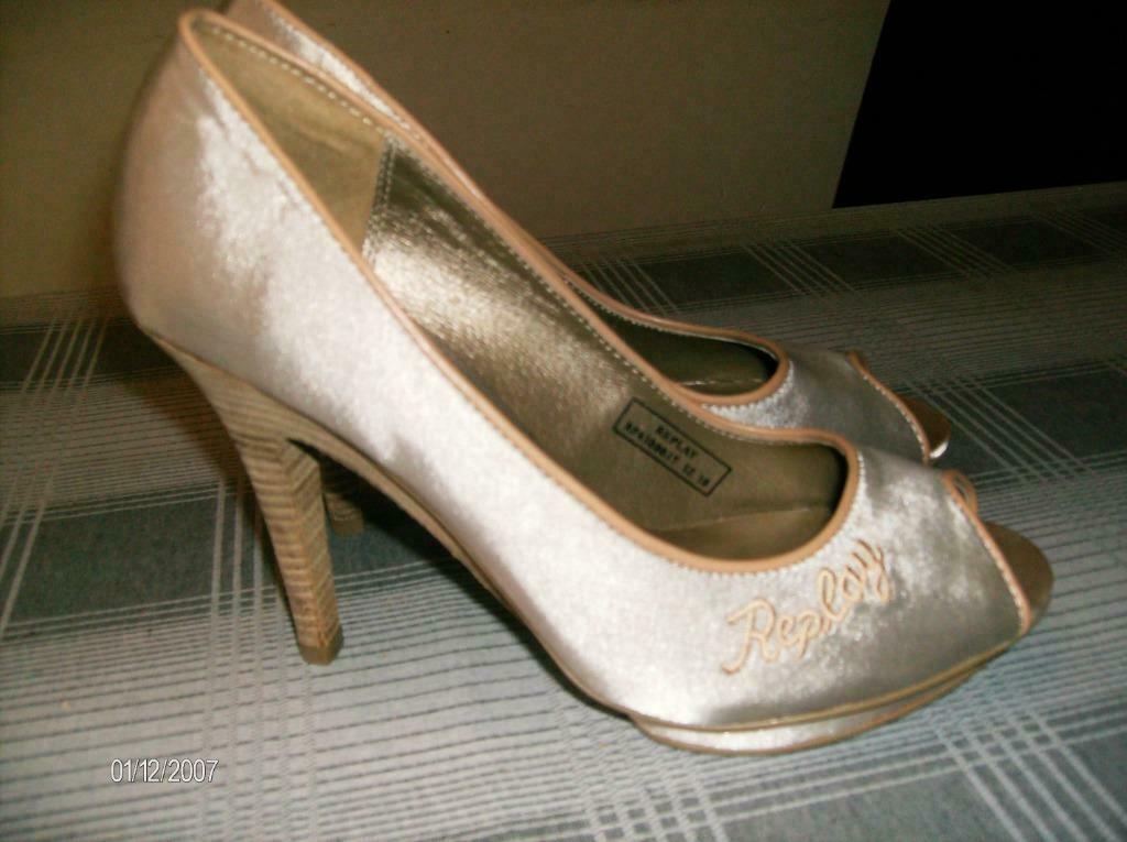 licht beige zijde stof feestschoenen mt 38, Kleding | Dames, Beige, Overige typen, Nieuw, Ophalen of Verzenden