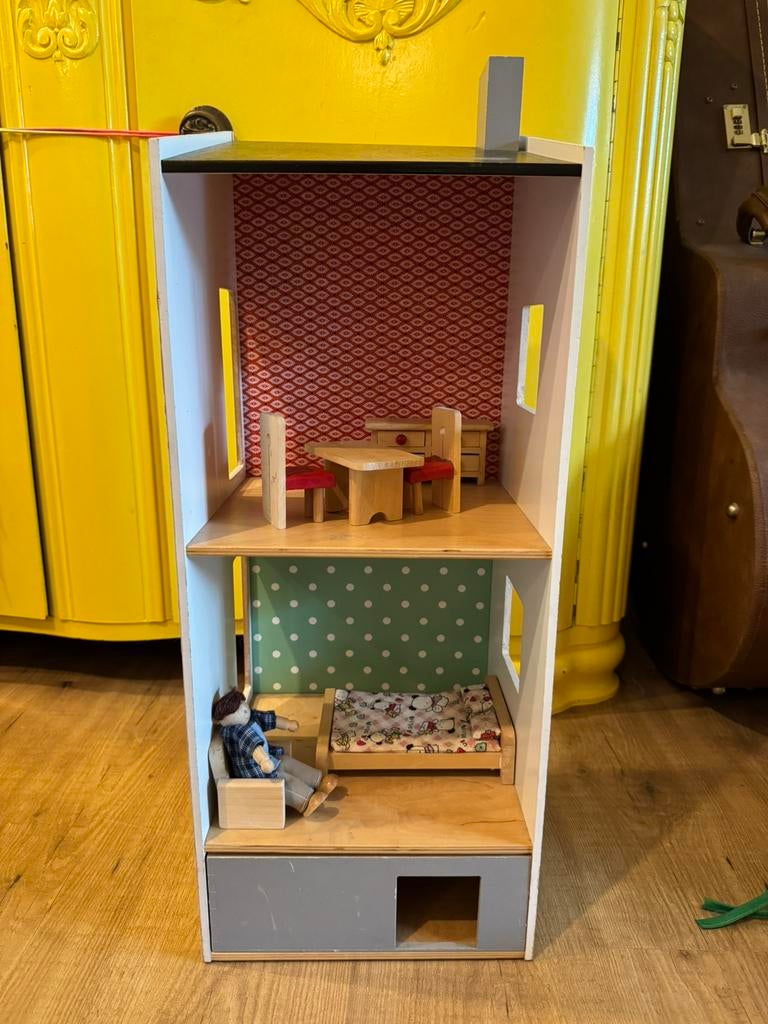 Houten poppenhuis met meubels en popjes, Ophalen, Gebruikt, Poppenhuis