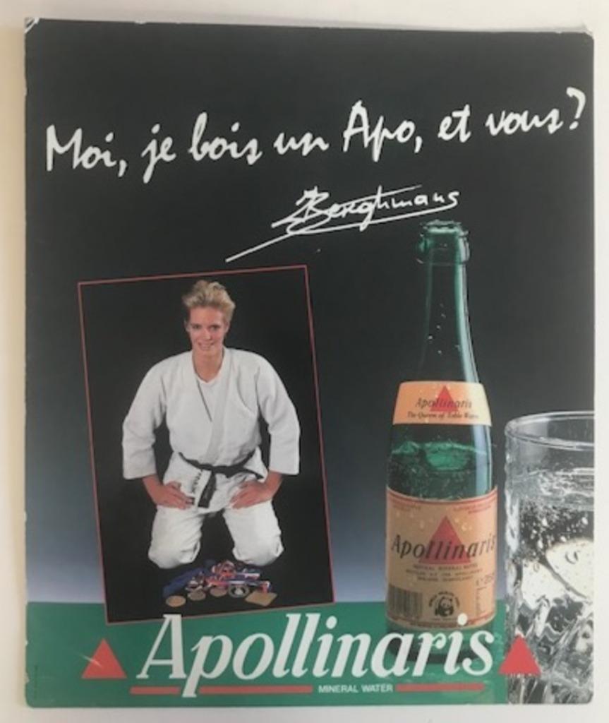 PUBLICITÉ STAND-UP APOLINARIS JUDO INGRID BERGMANS, Collections, Marques de bière, Utilisé, Panneau, Plaque ou Plaquette publicitaire