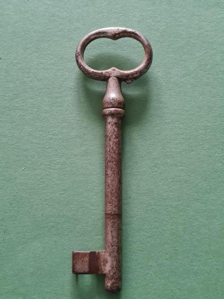 Antieke sleutel in ijzer 18de -19de eeuw (1), Antiek en Kunst, Ophalen of Verzenden