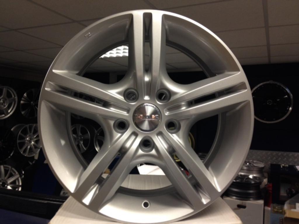 IN STOCK NIEUWE set 15 inch 5x110 velgen voor Jeep Opel Saab, Autos : Pièces & Accessoires, Pneus & Jantes, Jante(s), Pneus hiver