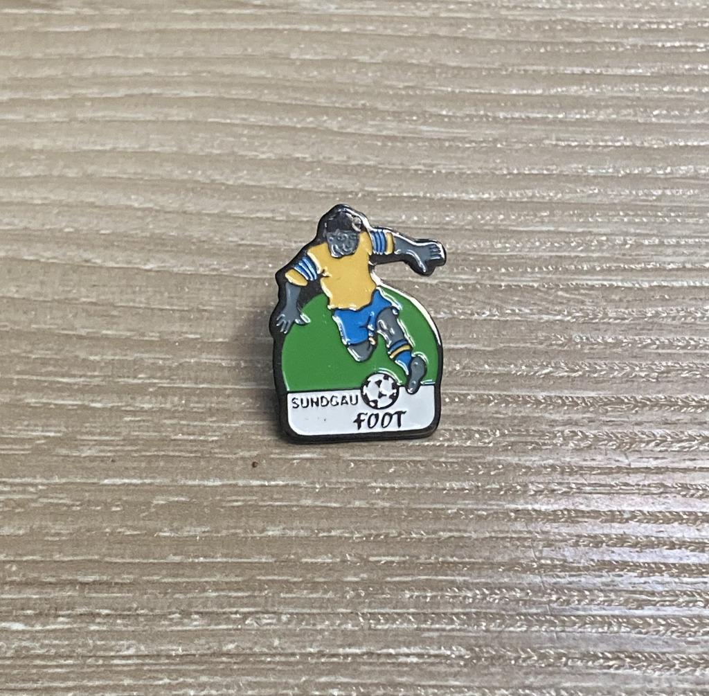 PIN - SUNDGAU FOOT - FOOTBALL - VOETBAL, Verzenden, Gebruikt, Sport, Speldje of Pin