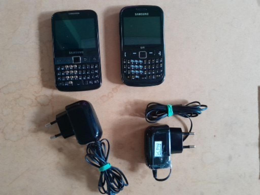 GSM Samsung (1 GT S3350 et l'autre Galaxy TXT), Télécoms, Enlèvement, Comme neuf
