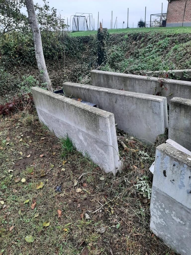 Betonnen keermuren 24 lm nieuw.
