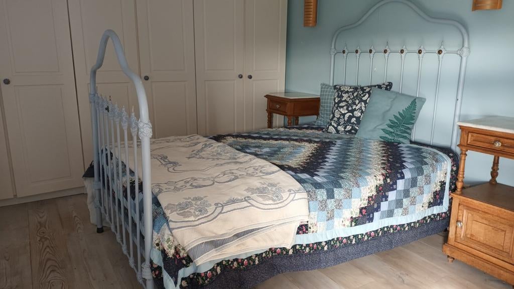 Lit ancien en fer forgé peint bleu ciel offre ap 100€, Enlèvement