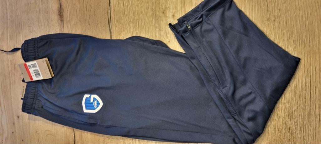 Joggingbroek krc genk L, Kleding | Heren, Ophalen of Verzenden, Nieuw, Maat 52/54 (L), Algemeen