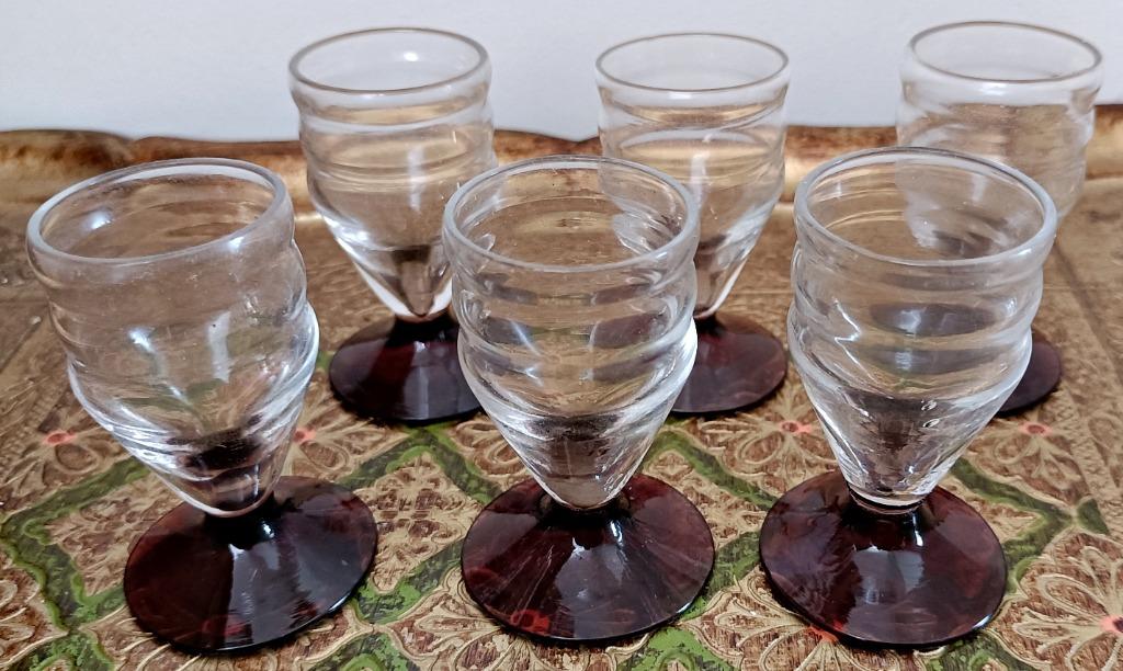 6 petits verres à liqueur, à pied bordeaux, années 60', Ophalen of Verzenden
