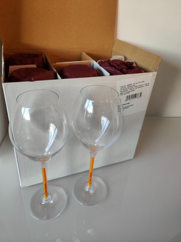 Veuve Clicquot, 6 verres, tige jaune, neufs dans la boîte !, Neuf, Enlèvement ou Envoi, Pleine, Champagne