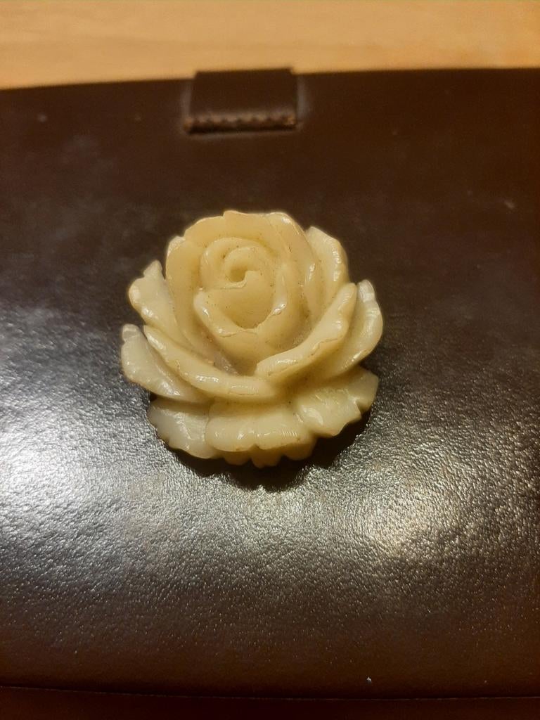 Authentique broche vintage « Yves Rocher » en forme de rose, Enlèvement ou Envoi, Broche
