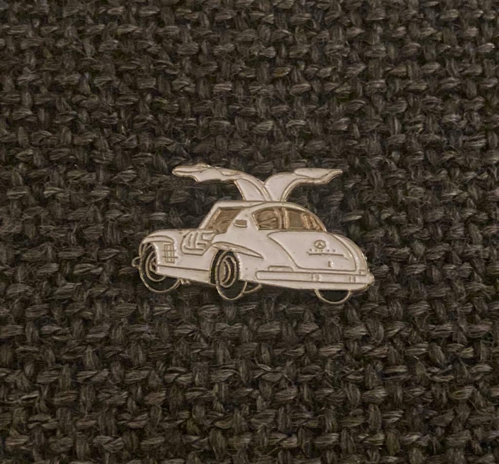 PIN - MERCEDES SL, Verzamelen, Speldjes, Pins en Buttons, Verzenden, Gebruikt, Transport, Speldje of Pin
