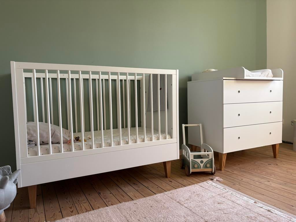 Kinderkamer Childwood: bed + matras + commode + kussen, Kinderen en Baby's, Ophalen, Gebruikt, Jongetje of Meisje