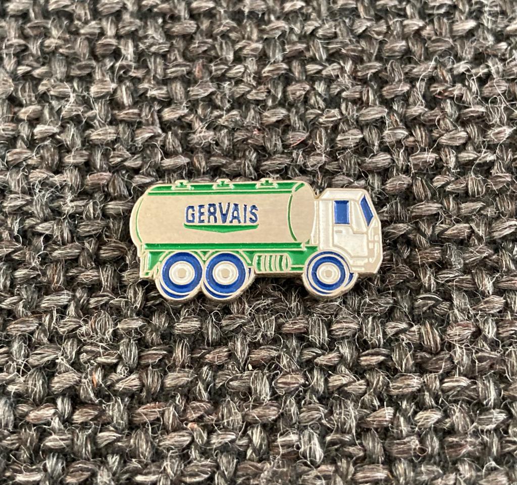 PIN - GERVAIS - TRUCK - CAMION, Verzamelen, Verzenden, Gebruikt, Merk, Speldje of Pin