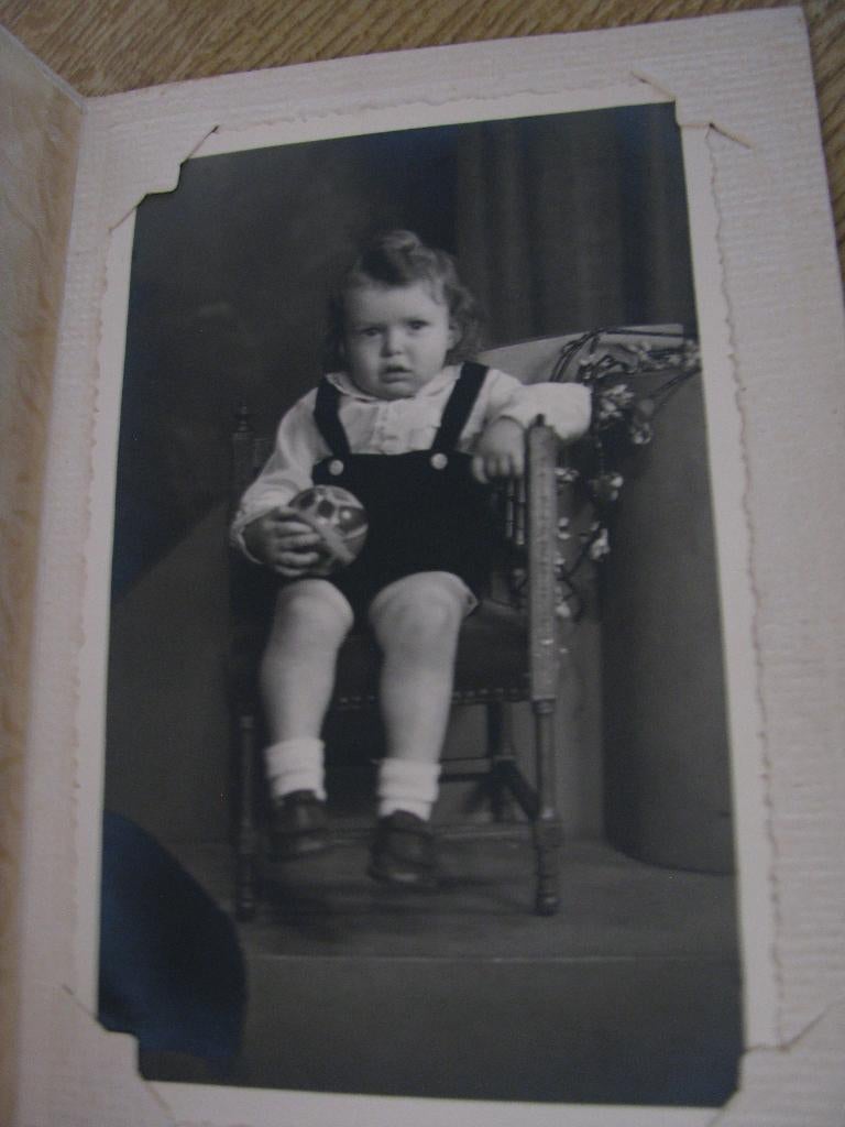Vintage portret foto kind meisje in fotograaf mapje, Foto, Ophalen of Verzenden, Zo goed als nieuw, 1940 tot 1960