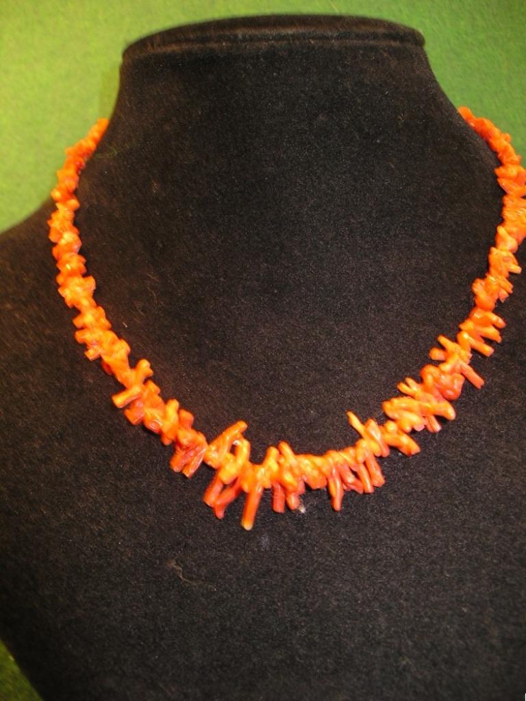 COLLIER EN BAGUETTES DE CORAIL ROUGE, Bijoux, Sacs & Beauté, Colliers, Enlèvement ou Envoi, Utilisé, Rouge, Autres matériaux