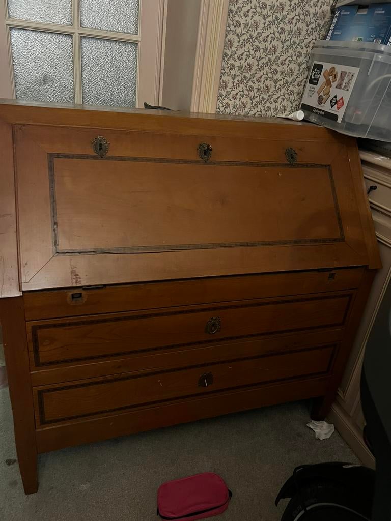 Ancien secrétaire, Enlèvement