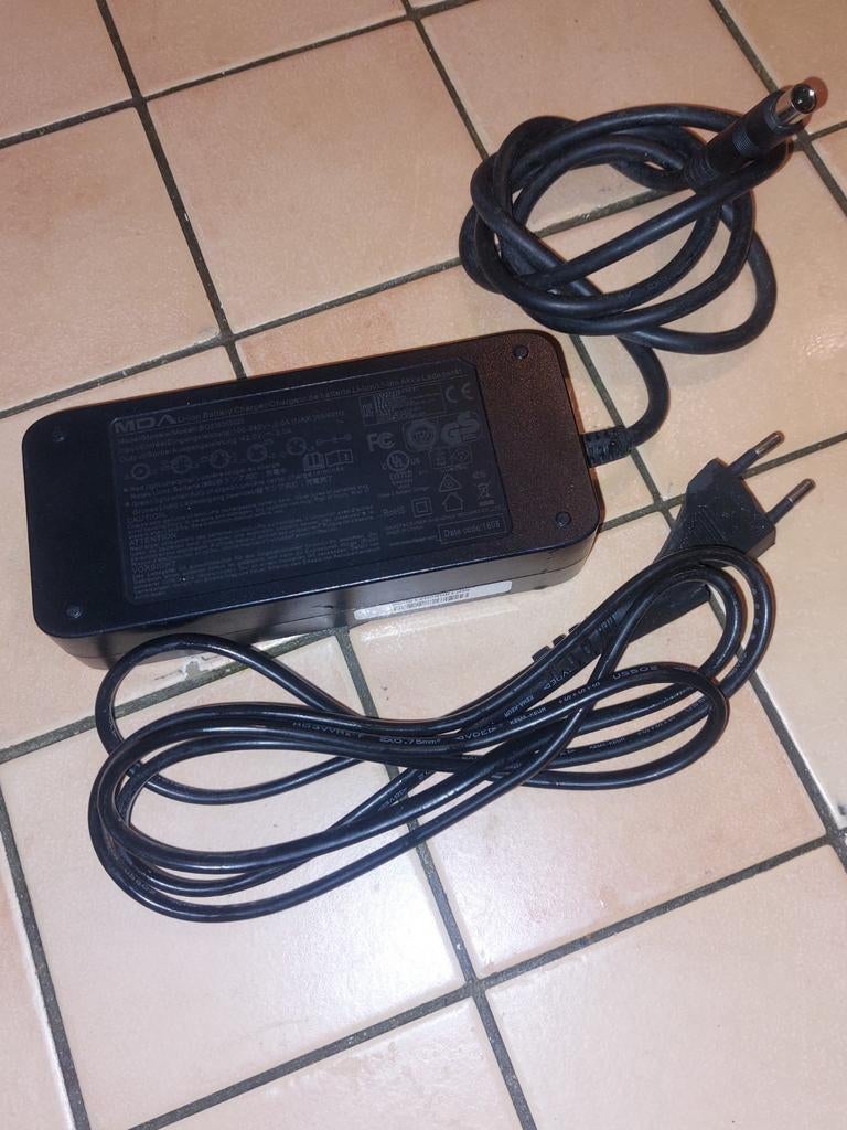 Oplader voor elektrische fietsen en scooters. 42V- 2A, Fietsen en Brommers, Fietsaccessoires | Fietsaccu's, Ophalen of Verzenden