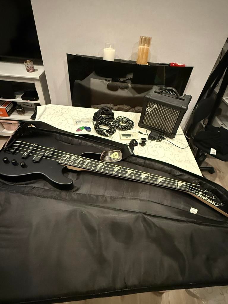 Jackson JS Series Concert Bass Minion JS1X Satin Black, Musique & Instruments, Instruments à corde | Guitares | Électriques, Comme neuf