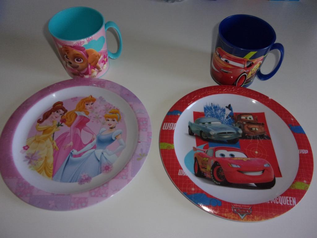 Kinder servies. (2 mokjes en 1 bordje.), Ophalen of Verzenden, Zo goed als nieuw, Beker of Kan