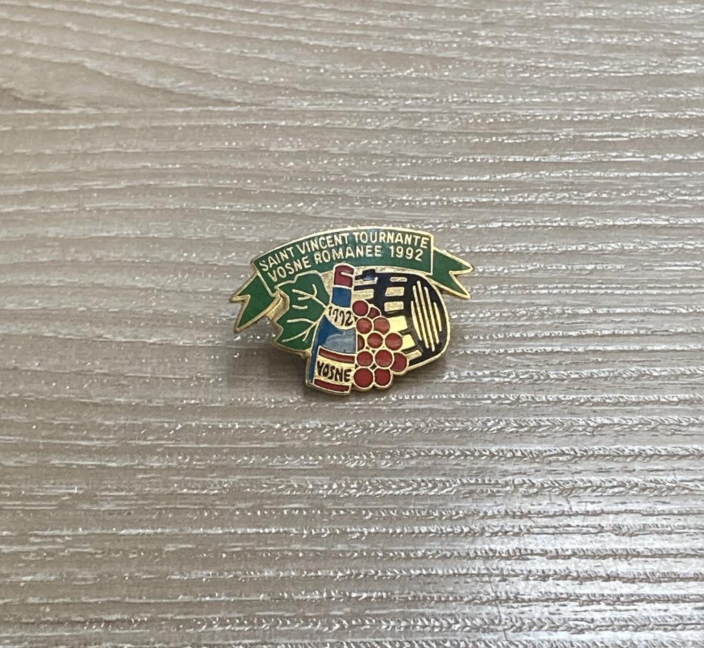 PIN - SAINT VINCENT TOURNANTE - VOSNE ROMANEE - VIN - WIJN, Collections, Envoi, Utilisé, Marque, Insigne ou Pin's