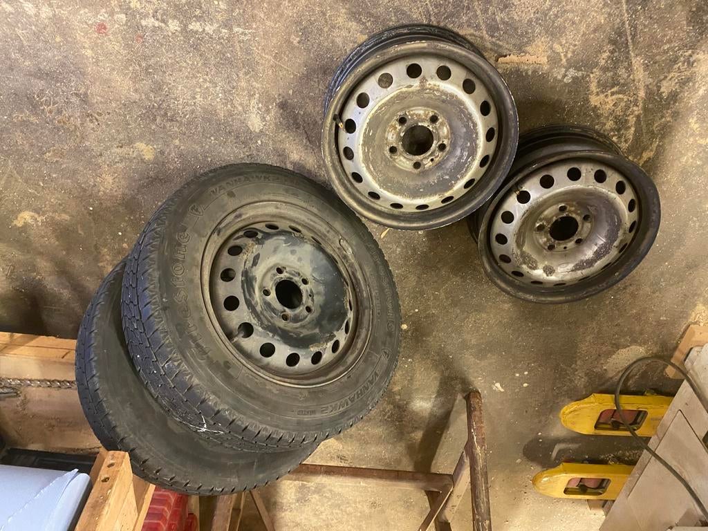 lot de quatre jantes plus deux pneus 205/65/R16 C, Autos : Pièces & Accessoires, Pneus & Jantes, Enlèvement, Pneus hiver, Jante(s)