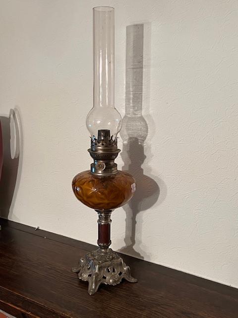 Ancienne lampe à petrole avec réservoir en verre brun, Enlèvement