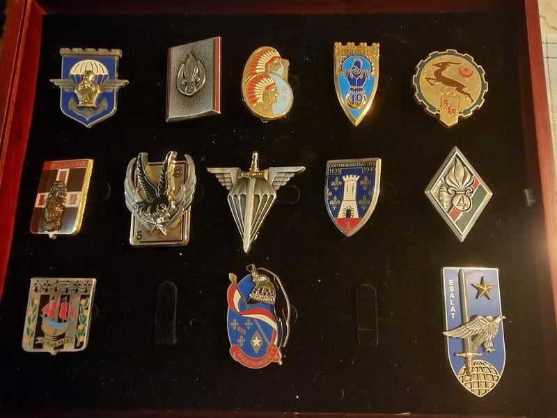 Lot van 97 Franse metalen badges, Ophalen of Verzenden, Landmacht, Embleem of Badge