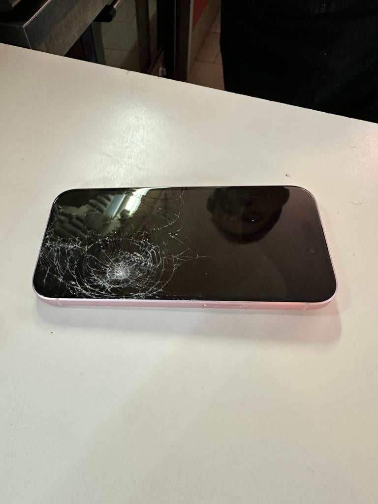 Iphone 15 beschadigd scherm+achterkant, Telecommunicatie, Mobiele telefoons | Apple iPhone, Gebruikt, 128 GB, Zonder abonnement