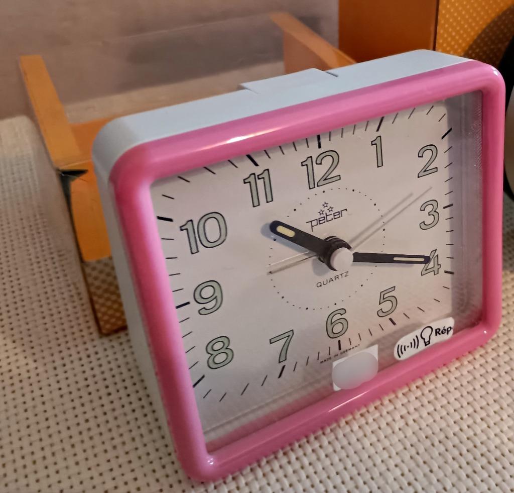 Réveil PETER à quartz, lumière, rose et blanc, neuf, Enlèvement ou Envoi, Neuf, Analogique, Réveil ou Horloge