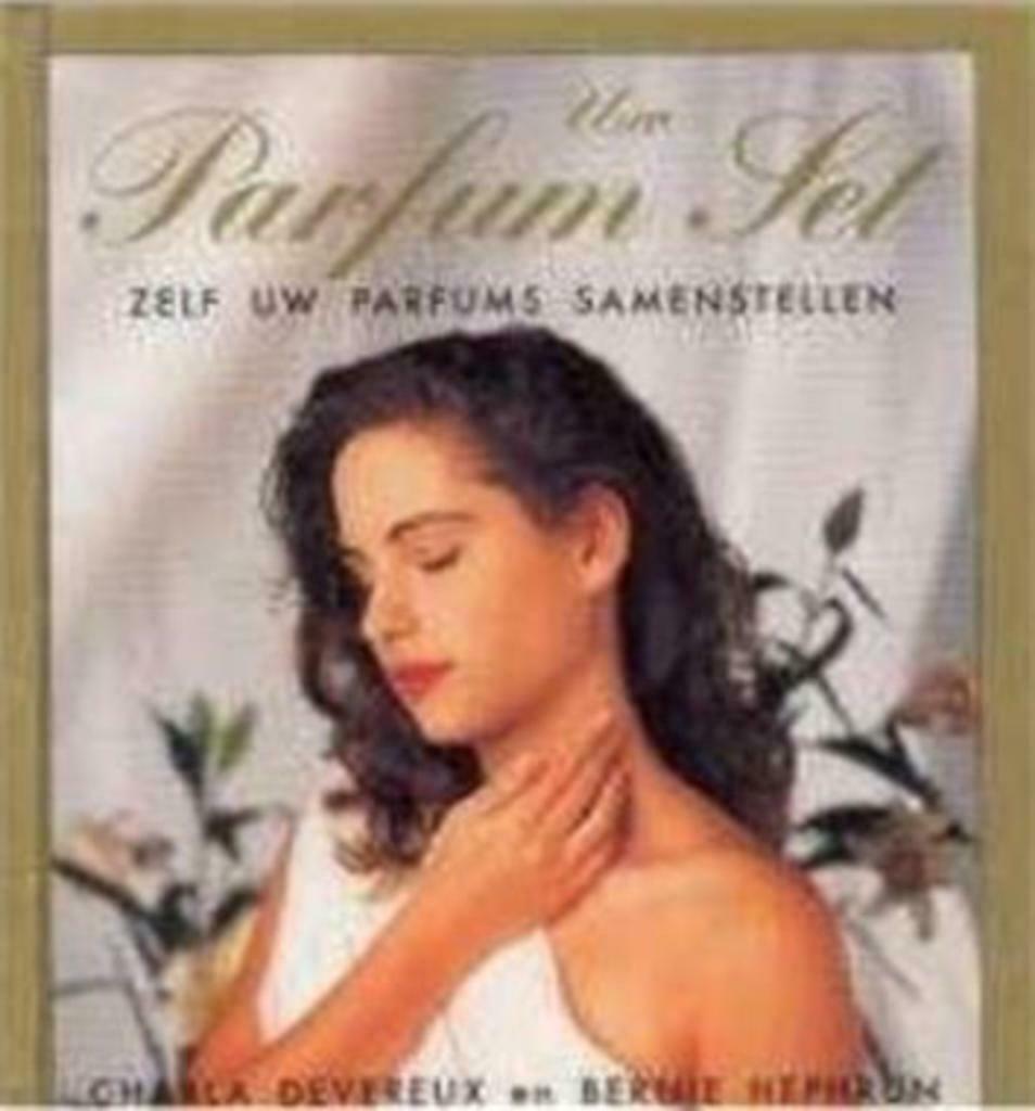 Uw parfum set, Charla Devereux en Bernie Hephrun, Boeken, Ophalen of Verzenden, Gelezen, Overige onderwerpen