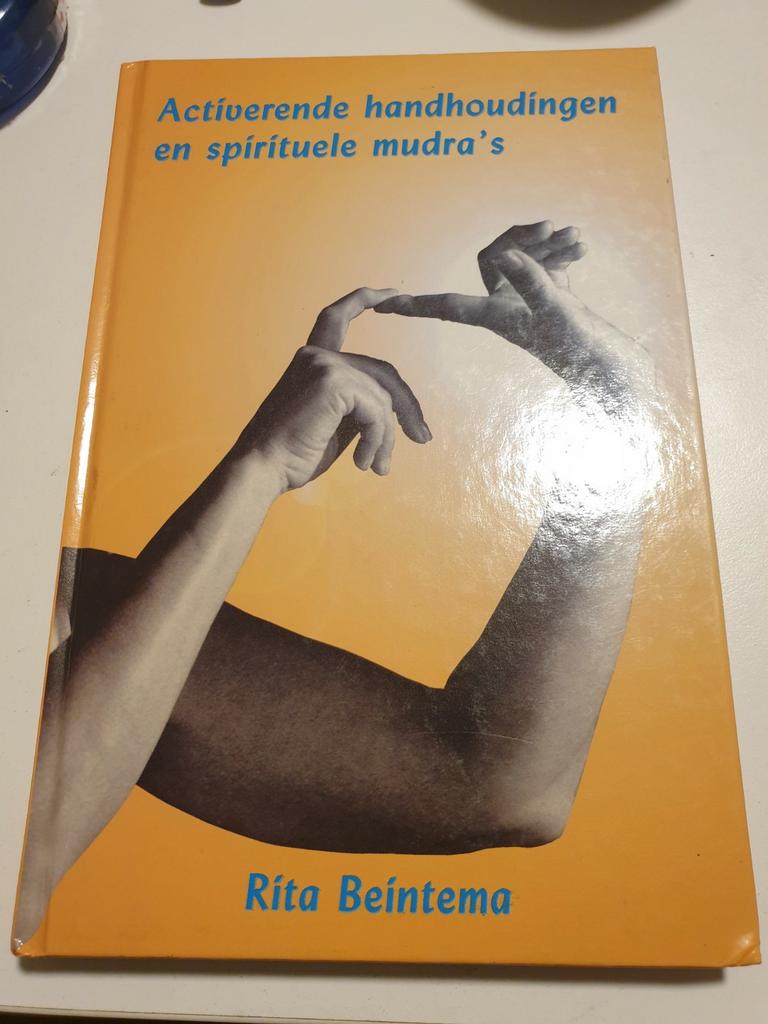 Activerende handhoudingen en spirituele mudra's.   GENEZING, Boeken, Ophalen of Verzenden, Zo goed als nieuw, R. Beintema