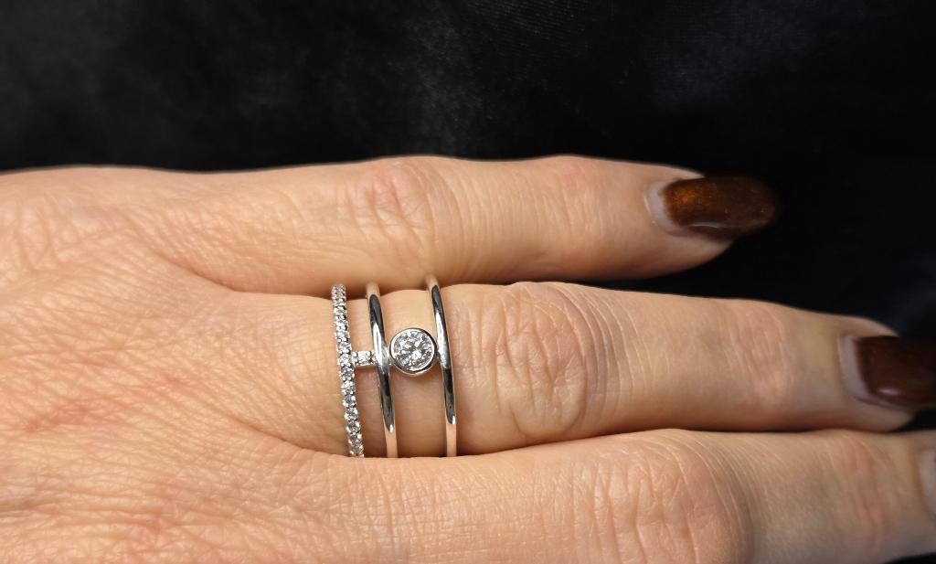 Prachtige brede zilveren ring diamonfire zirkonia. 2026/108, Handtassen en Accessoires, Ringen, 18 tot 19, Nieuw, Ophalen of Verzenden