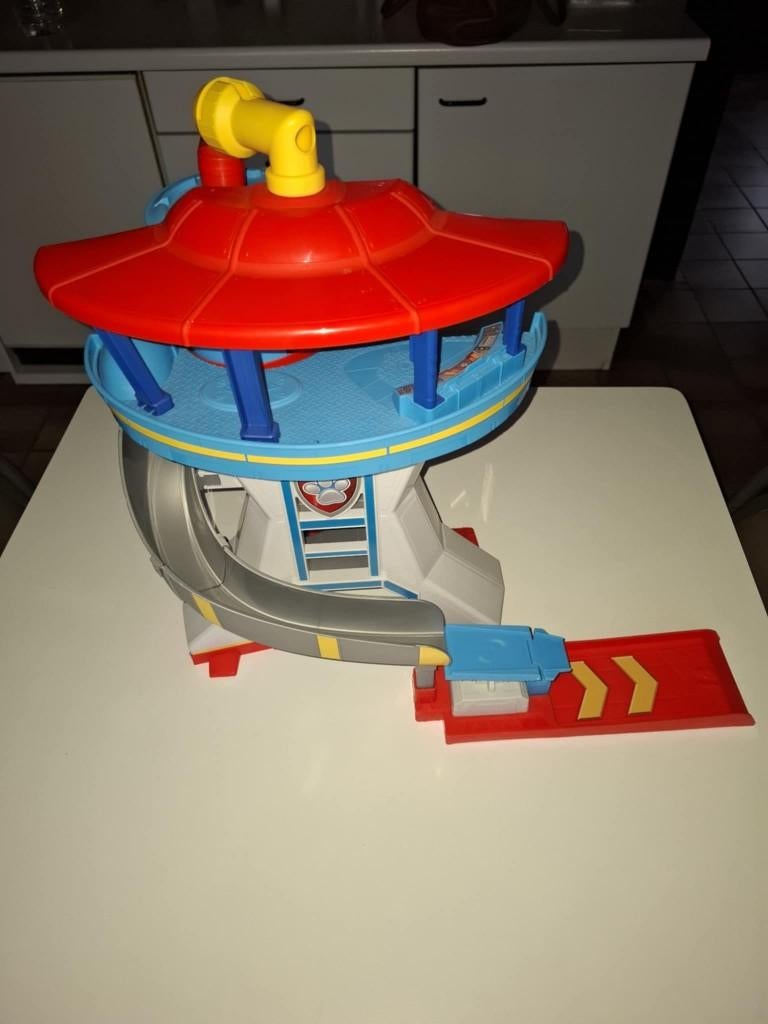 Uitkijktoren paw patrol met 2 voertuigen, Kinderen en Baby's, Ophalen, Zo goed als nieuw