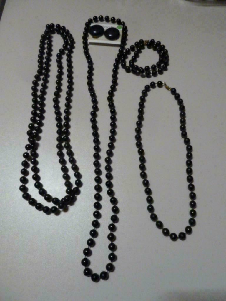 5 colliers de perles+5 xboucles d'oreilles+ 1bracelet noires, Bijoux, Sacs & Beauté, Colliers, Enlèvement ou Envoi, Comme neuf