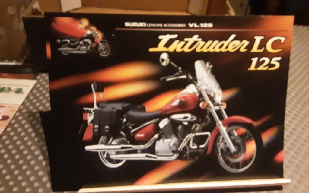 Suzuki intruder lc 125 vl accessoires brochure, Ophalen of Verzenden, Zo goed als nieuw