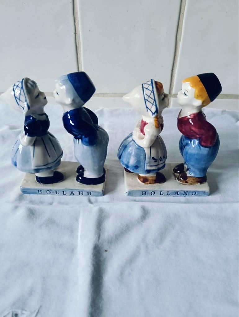 2 beeldjes van zoenend Hollands koppeltje, Ophalen of Verzenden