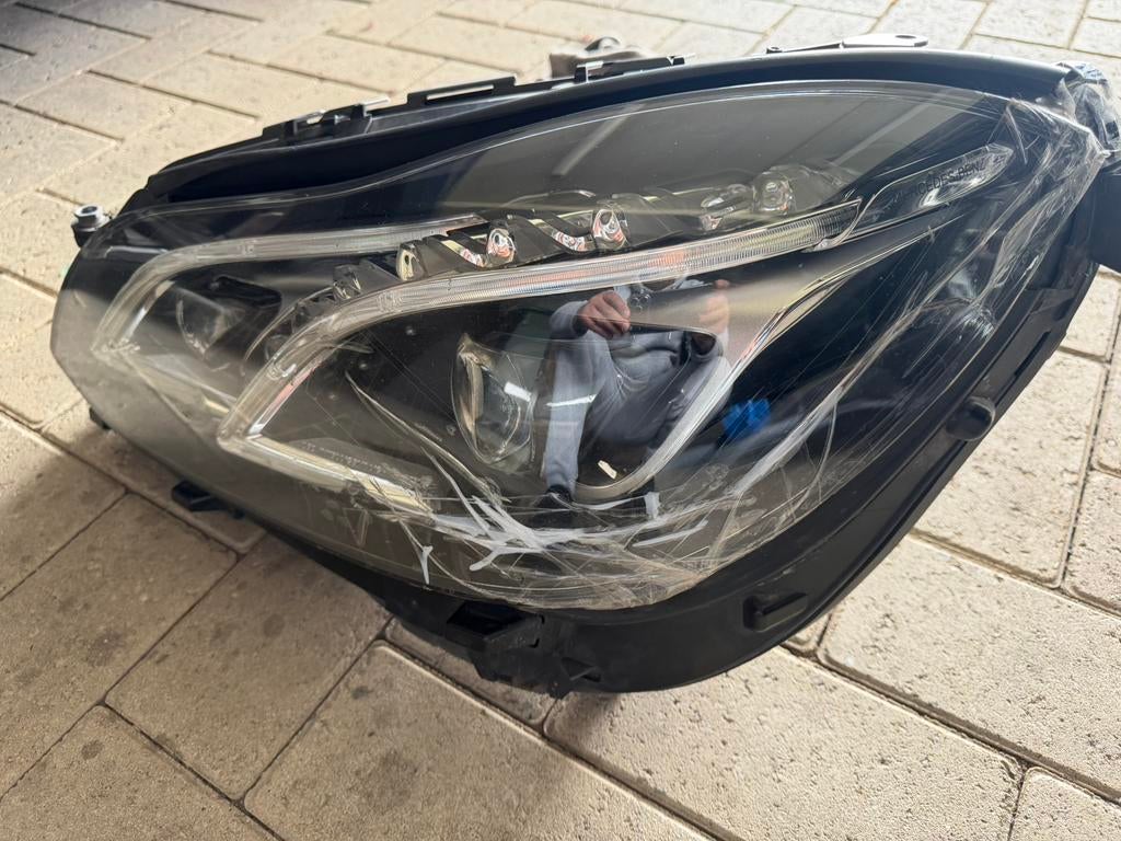 .Le phare gauche de la Mercedes W212, Enlèvement, Mercedes-Benz