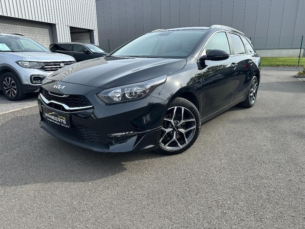 Kia Ceed SW, 1.5 benzine, 160 pk, CARPLAY / CAMERA / KEYLESS, Stof, Euro 6, 4 cilinders, Zwart