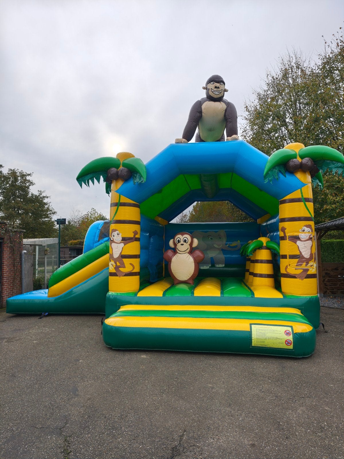 mooi springkasteel gorilla met glijbaan, Ophalen, Gebruikt
