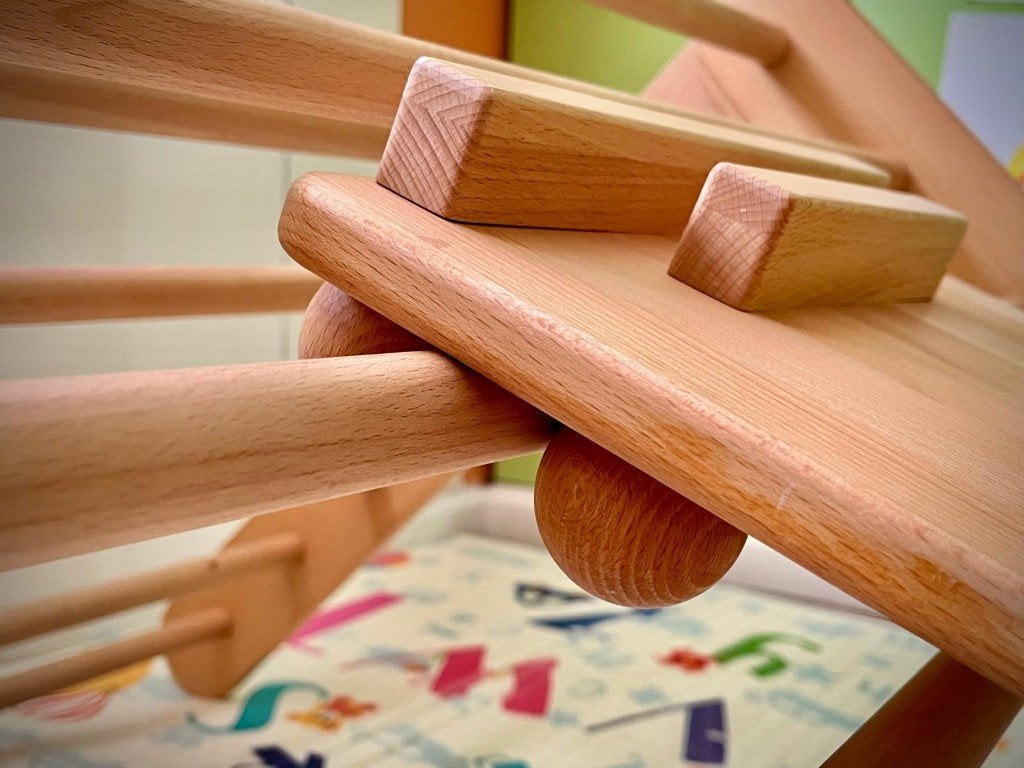 Montessori houten klimdriehoek met hellingbaan, Kinderen en Baby's, Speelgoed | Houten speelgoed, Ophalen, Zo goed als nieuw, Meubelstuk of Keukentje