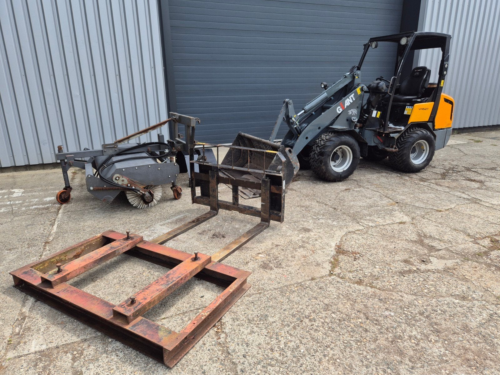 Giant V452T Shovel met veel aanbouwdelen! Wiellader, Zakelijke goederen, Machines en Bouw | Onderdelen, Ophalen