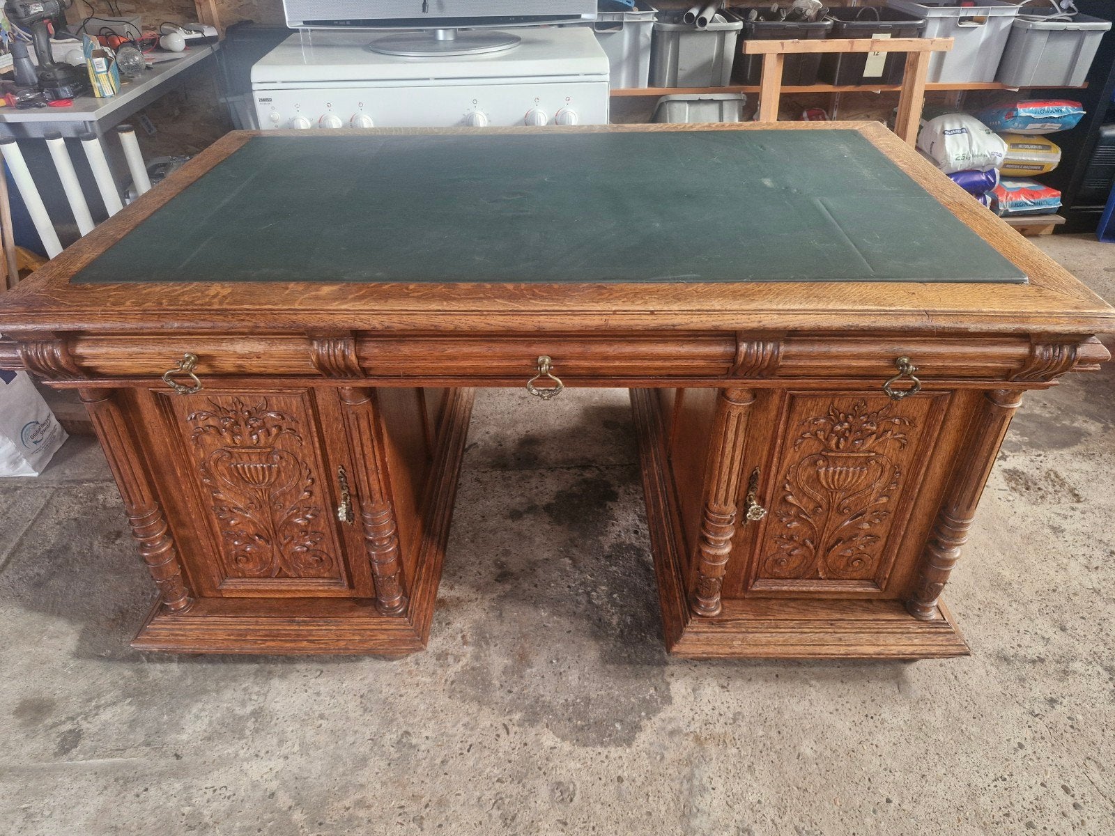 Antieke eiken bureau renaissancestijl en groene vilt, Antiek en Kunst, Antiek | Kantoor en Zakelijk, Ophalen