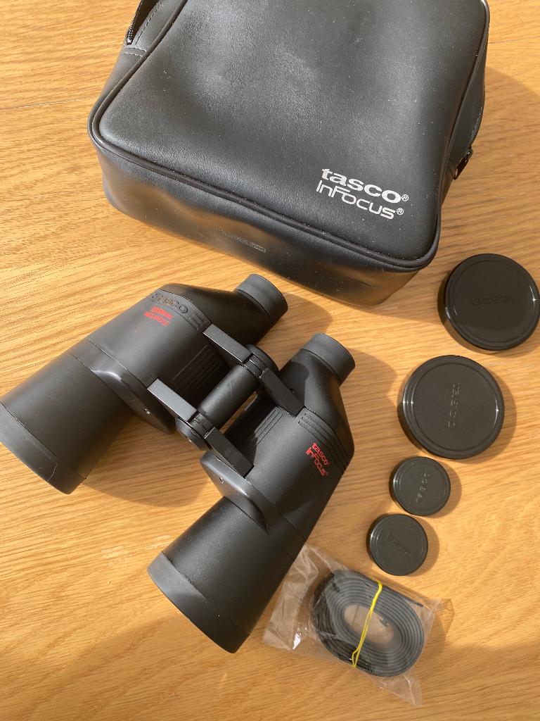 Tasco InFocus verrekijker met tas en accessoires, Zo goed als nieuw, 8 tot 12x, Met hoes of tas, Porro (met knik)