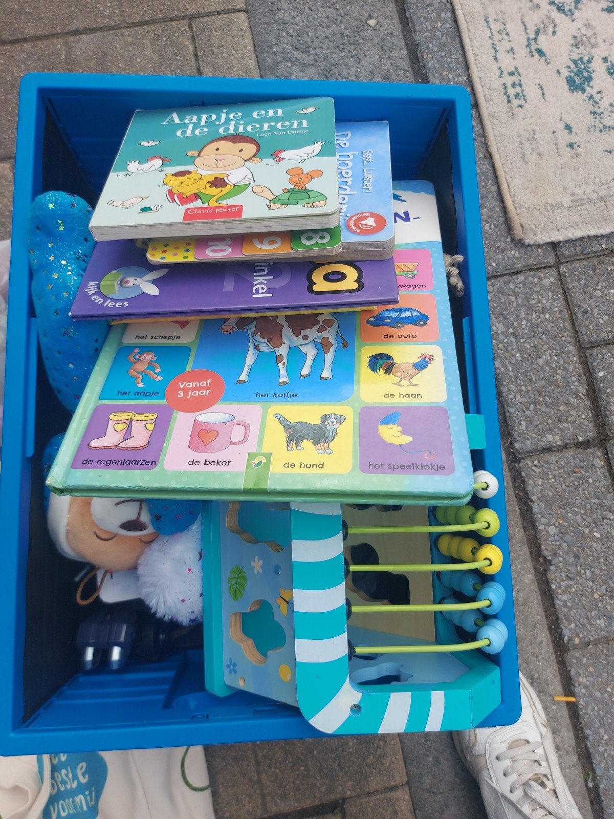 Doos met kinderspullen, Ophalen